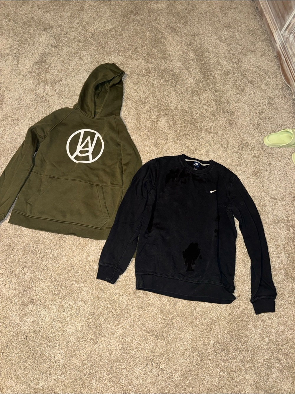 2 for 1: men’s nike and under armour sweatshirts, size medium